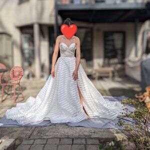 Never Worn/Unaltered Hayley Paige Wedding Gown 2/4/S/XS